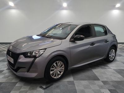 la voiture grise est garée sur un sol en damier dans le garage