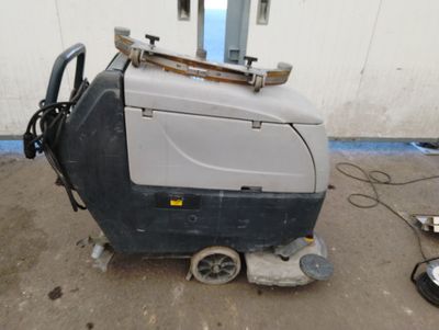 a machine that is sitting on the ground in the garage