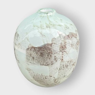 un vase en verre orné d'un motif marron et blanc
