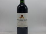bouteille de vin rouge sur une table blanche sur fond blanc