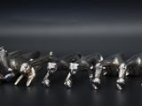 un ensemble de figurines en argent alignées les unes à côté des autres