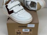 velcro blanc et marron - chaussures à velcro posées sur une boîte en carton