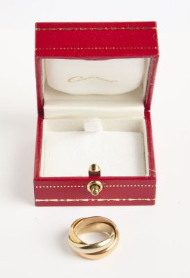 une boîte rouge avec un anneau en or à l'intérieur