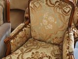 a lot of chairs that are sitting in a room