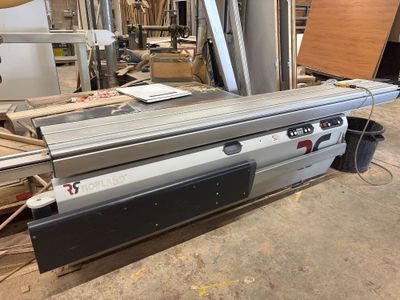 une machine placée au milieu d'une pièce