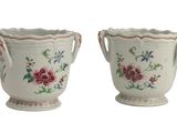 deux vases blancs ornés de motifs floraux