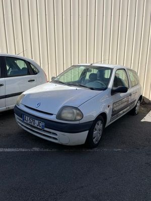 deux voitures garées l'une à côté de l'autre dans un parking