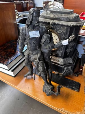 une horloge posée sur une table dans une pièce