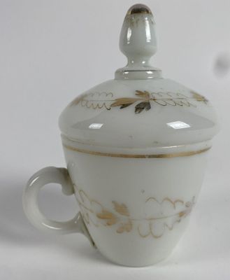 Tasse couverte en opaline rehaussée de dorures, époque Charl…