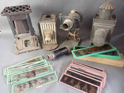 un grand nombre d'objets différents posés sur une table