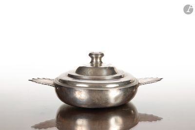 une casserole en argent avec un couvercle, posée sur une table