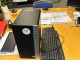 un ordinateur de bureau posé sur une table avec un clavier et une souris
