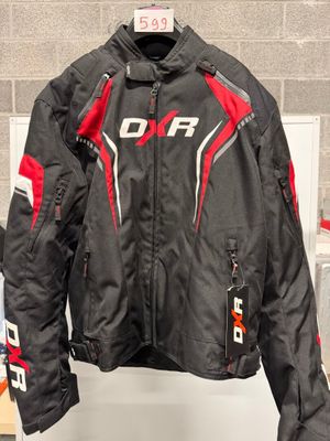 une veste de moto noire et rouge suspendue à un cintre dans une pièce