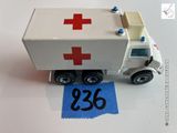 un camion miniature avec une croix rouge sur le côté