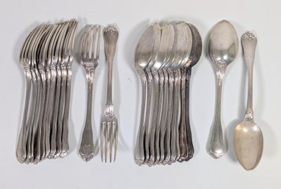 beaucoup de cuillères en argent et de cuillères sur la table