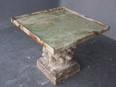 Table en pierre sculptée en évolution de chapiteau corinthie…