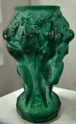 Dans le gout art déco Petit vase décoré de femmes en relief.…