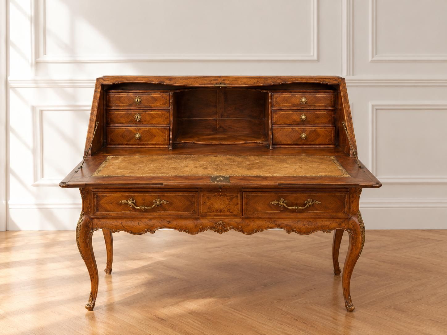 Bureau scriban en bois fruitier ouvrant à un abattant muni d…