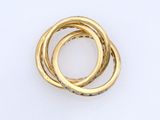 une image d'un gros plan d'une bague en or sur une surface blanche