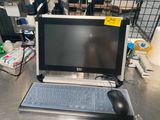 un ordinateur portable posé sur un bureau avec une souris