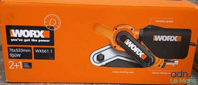 une boîte orange sur laquelle figure une image en noir et blanc d'une ponceuse à fil de la marque Workx