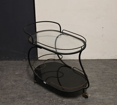 une table en verre surmontée d'un piètement métallique