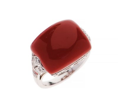 Gros plan sur une bague ornée d'une pierre rouge
