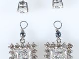 trois paires de boucles d'oreilles ornées d'un diamant taille carrée entouré de petits diamants