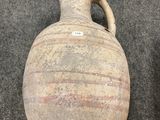 un grand vase posé sur une table
