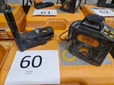 de nombreux types d'équipements radio différents posés sur la table