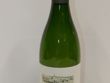 une bouteille de vin posée sur une table