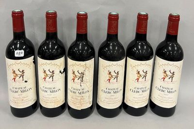 six bouteilles de vin rouge alignées sur une table