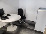 un bureau sur lequel se trouvent un ordinateur et un portable