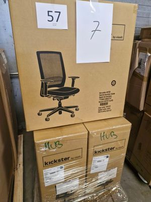 deux cartons de chaises de bureau empilés l'un sur l'autre dans un entrepôt