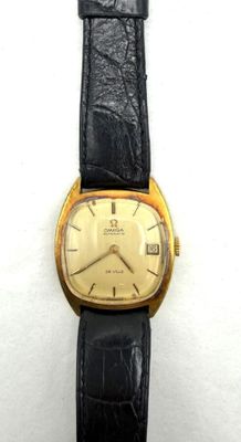 une image représentant une montre-bracelet plaquée or montée sur un bracelet en cuir noir