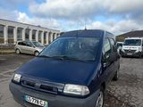 une petite voiture bleue garée dans un parking