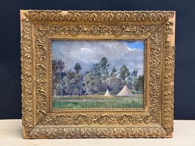 une peinture à l'huile représentant une tente dans un champ, avec des arbres en arrière-plan