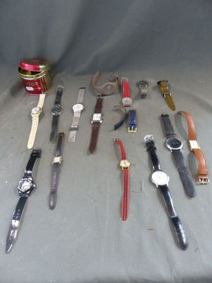 plusieurs types de montres sur la table