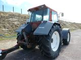 un tracteur garé sur le bord de la route
