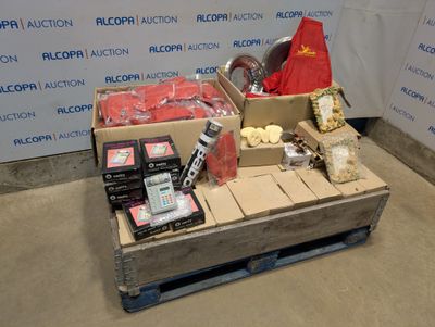 une caisse de denrées alimentaires posée sur une palette devant un mur