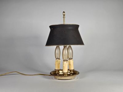 un gros plan d'une lampe posée sur une table, avec un abat-jour noir