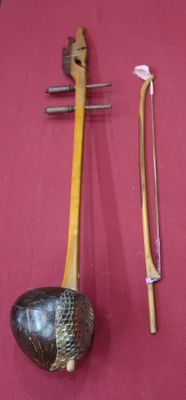 deux types d'instruments de musique exposés sur une table