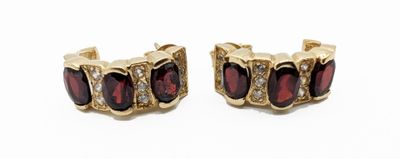 une paire de boucles d'oreilles en or et garnet