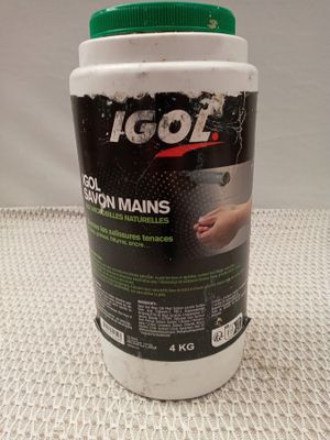 un gros plan sur un flacon de vernis pour les pieds posé sur une table