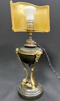 Lampe en bronze, laiton et tôle laquée, à motif de trois têt… (photo 4)