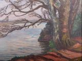 une peinture à l'huile d'un arbre au bord d'un plan d'eau