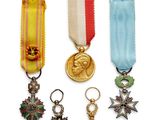 trois médailles et une médaille sur fond blanc