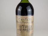une bouteille de vin posée sur une table
