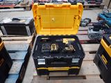 une caisse à outils jaune posée sur une palette