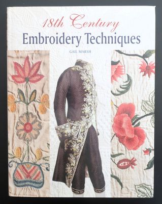 une image représentant un livre sur lequel figure l'illustration d'un homme vêtu d'un manteau et d'un pantalon